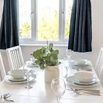 Two Minute Walk From The World Of Beatrix Potter, With Parking * Bowness-on-Windermere