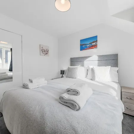 Two Minute Walk From The World Of Beatrix Potter, With Parking