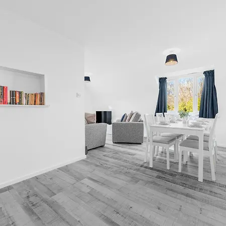 Two Minute Walk From The World Of Beatrix Potter, With Parking *