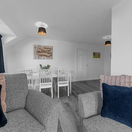 Two Minute Walk From The World Of Beatrix Potter, With Parking Apartmán