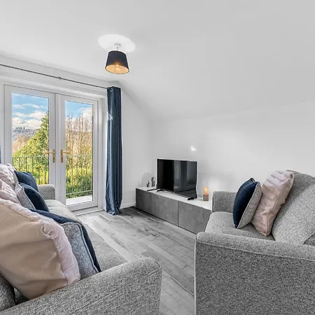 Apartment Two Minute Walk From The World Of Beatrix Potter, With Parking *
