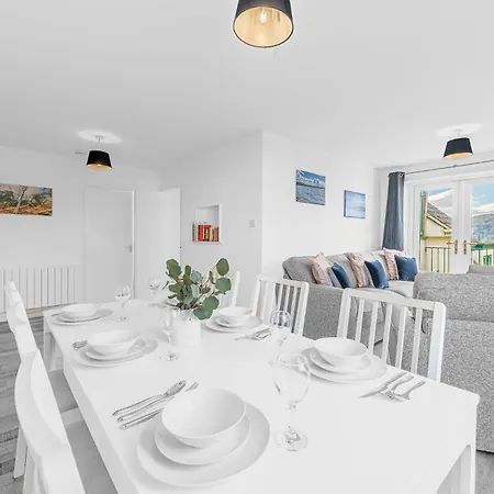 Apartment Two Minute Walk From The World Of Beatrix Potter, With Parking