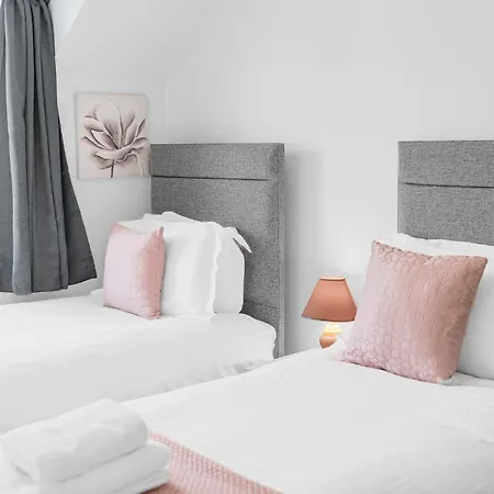 Two Minute Walk From The World Of Beatrix Potter, With Parking Apartment Bowness-on-Windermere