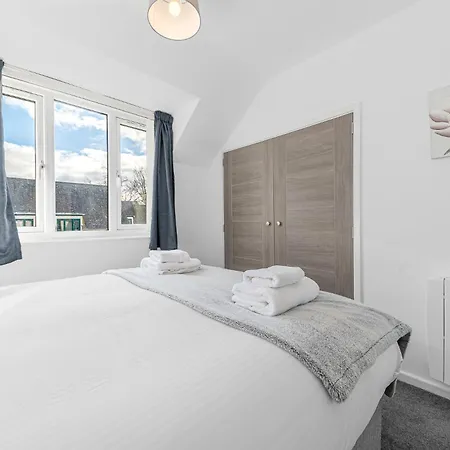 Apartment Two Minute Walk From The World Of Beatrix Potter, With Parking