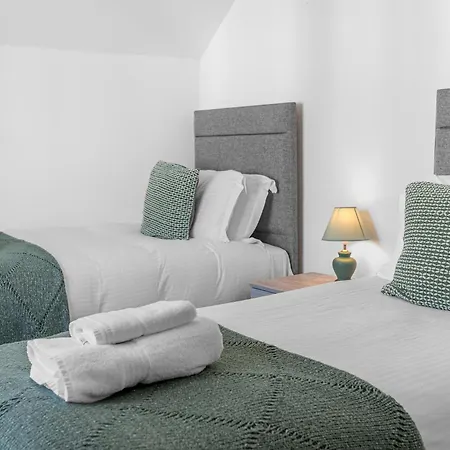Two Minute Walk From The World Of Beatrix Potter, With Parking Apartment