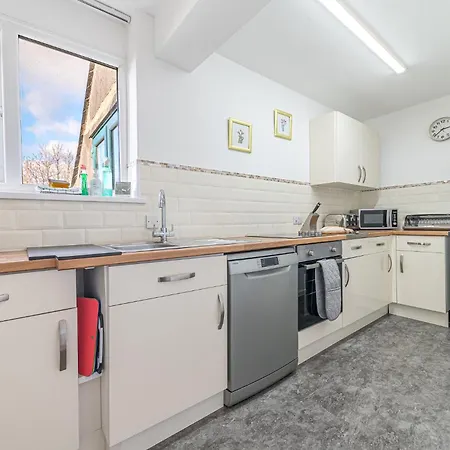 Two Minute Walk From The World Of Beatrix Potter, With Parking شقة