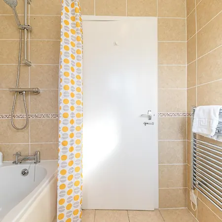 Two Minute Walk From The World Of Beatrix Potter, With Parking شقة *